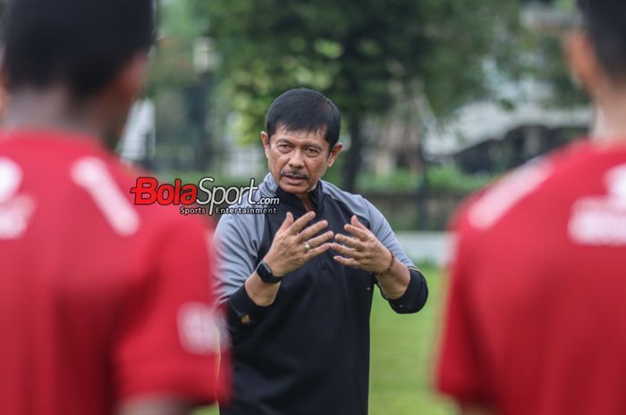 Pelatih timnas U-20 Indonesia, Indra Sjafri, sedang memberikan intruksi kepada para pemainnya berlatih di Lapangan A, Senayan, Jakarta, Kamis (4/1/2024).