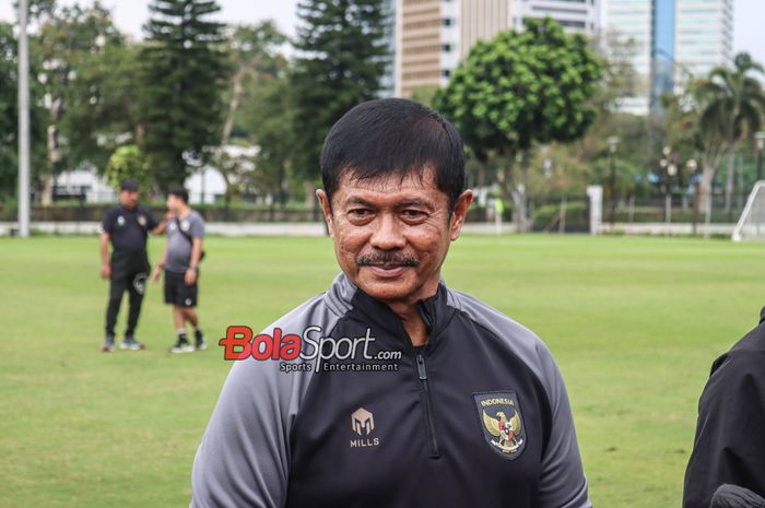 Pelatih timnas U-20 Indonesia, Indra Sjafri, sedang memberikan keterangan kepada awak media di Lapangan A, Senayan, Jakarta, Kamis (4/1/2024).