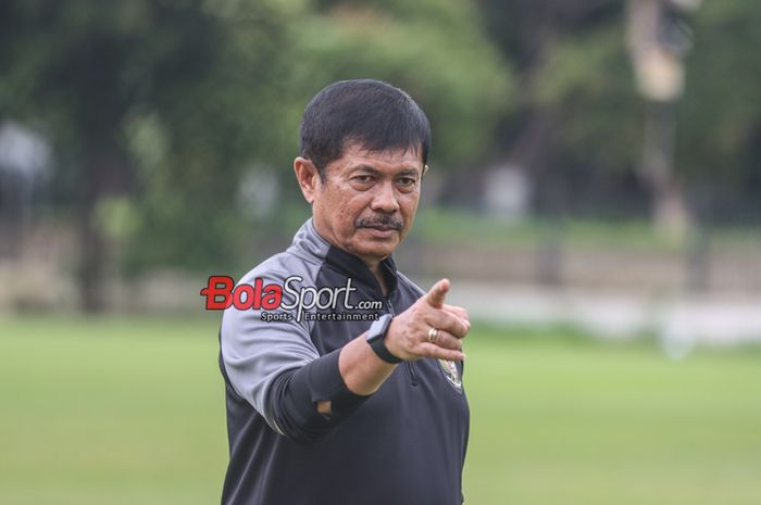 Pelatih timnas U-20 Indonesia, Indra Sjafri, sedang memberikan intruksi kepada para pemainnya berlatih di Lapangan A, Senayan, Jakarta, Kamis (4/1/2024).