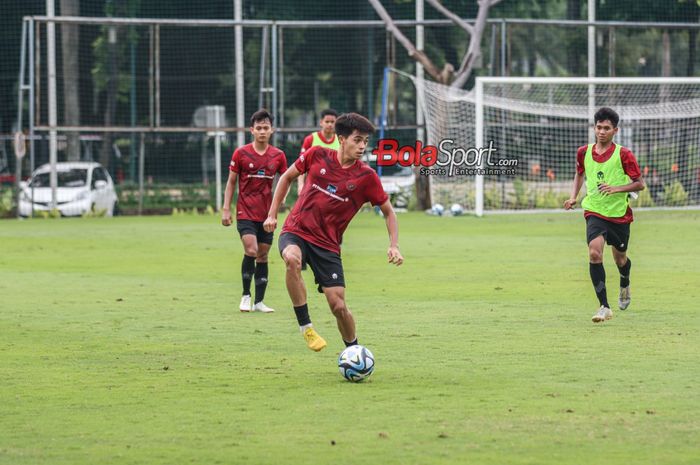 Gelandang timnas U-20 Indonesia, Ji Da-bin, sedang menguasai bola dalam sesi latihan di Lapangan A, Senayan, Jakarta, Kamis (4/1/2024).