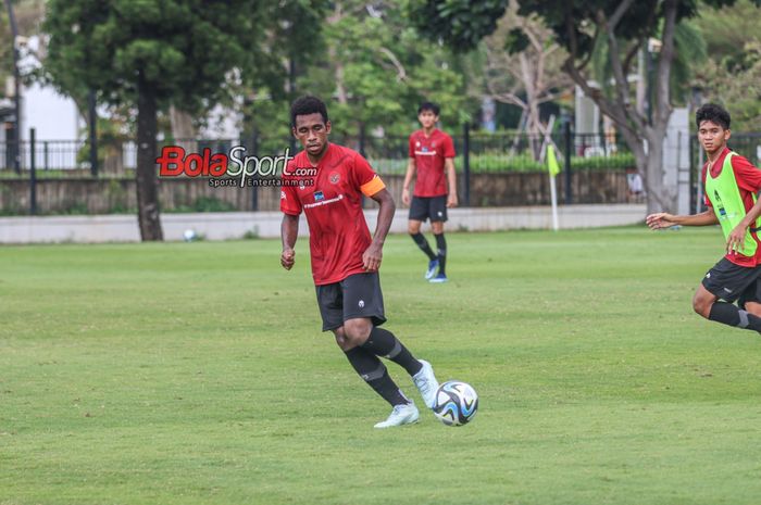 Bek timnas U-20 Indonesia, Muhammad Iqbal Gwijangge, sedang menguasai bola dalam sesi latihan di Lapangan A, Senayan, Jakarta, Kamis (4/1/2024).