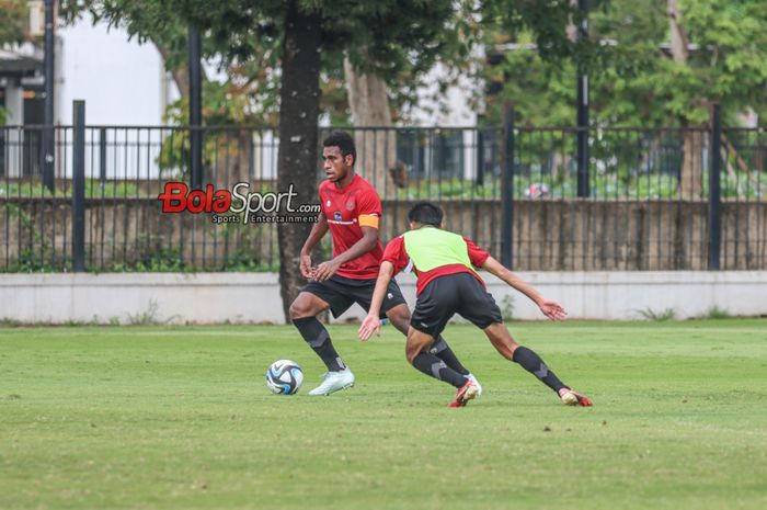 Muhammad Iqbal Gwijangge (kiri) sedang menguasai bola dalam sesi latihan timnas U-20 Indonesia di Lapangan A, Senayan, Jakarta, Kamis (4/1/2024).