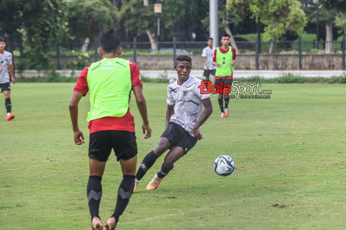 Penyerang timnas U-20 Indonesia, Hugo Samir (kanan), sedang menguasai bola  dalam sesi latihannya di Lapangan A, Senayan, Jakarta, Kamis (4/1/2024).