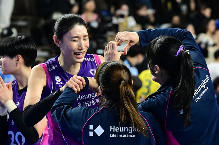 Legenda bola voli Korea Selatan, Kim Yeon-koung berselebrasi usai kemenangan dramatis timnya Incheon Heungkuk Life Pink Spiders atas Hwaseong IBK Altos pada putaran keempat Liga Voli Korea 2023-2024, Kamis (4/1/2024).