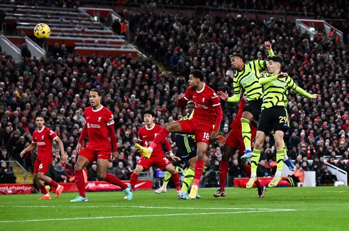 Momen duel Liverpool vs Arsenal dalam lanjutan Liga Inggris di Anfield (23/12/2023). Kedua tim bertemu lagi di ronde ketiga Piala FA 2023-2024.