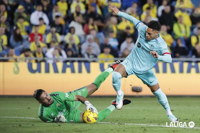 Vitor Roque menjalani debut untuk Barcelona pada ajang Liga Spanyol 2023-2024 saat melawan Las Palmas di Estadio Gran Canaria, Kamis (4/1/2024).