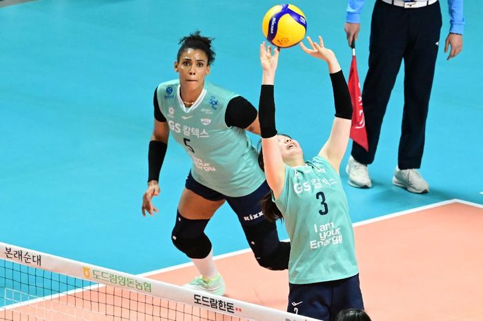 Setter berusia 19 tahun GS Caltex Seoul KIXX, Lee Yoon-shin, sedang memberikan umpan untuk penyerang mereka Gyselle Silva pada Liga Voli Korea