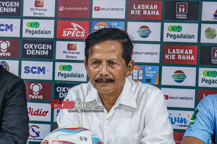 Pelatih Persela Lamongan, Djadjang Nurdjaman, saat hadir dalam sesi jumpa pers di Stadion PTIK, Melawai, Jakarta Selatan, Minggu (7/1/2024).