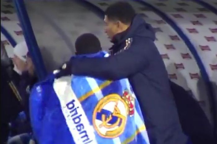 Momen Jude Bellingham menyelimuti seorang ball boy dalam laga Real Madrid vs Arandina di babak 32 besar Copa del Rey, Minggu (7/1/2024) dini hari WIB.