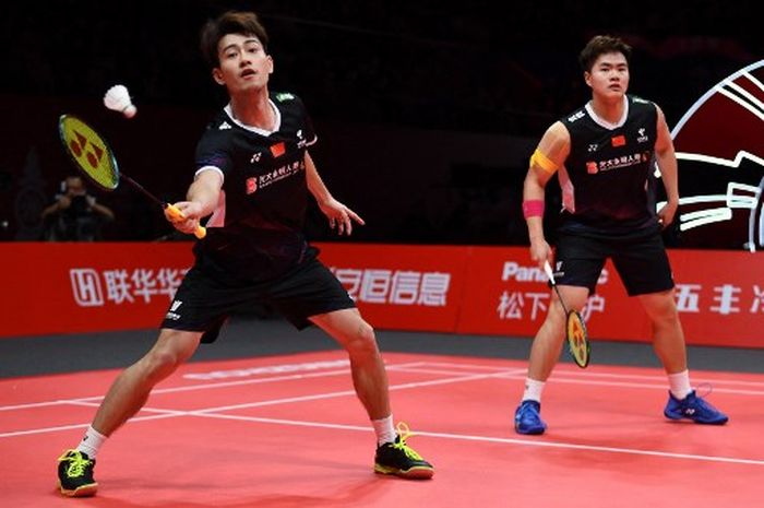 Pasangan ganda putra China, Liang Wei Keng/Wang Chang, pada final BWF World Tour Finals 2023 di Hangzhou Sports Center Gymnasium, China, Minggu (17/12/2023).