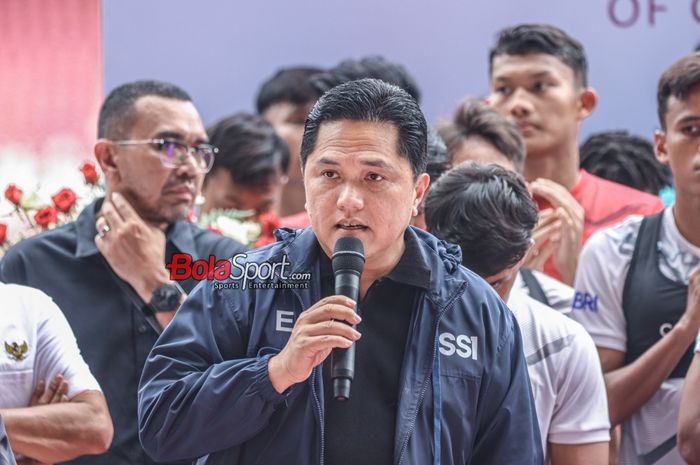 Ketua Umum PSSI, Erick Thohir, sedang memberikan keterangan kepada awak media di Stadion Utama Gelora Bung Karno, Senayan, Jakarta, Senin (8/1/2024).