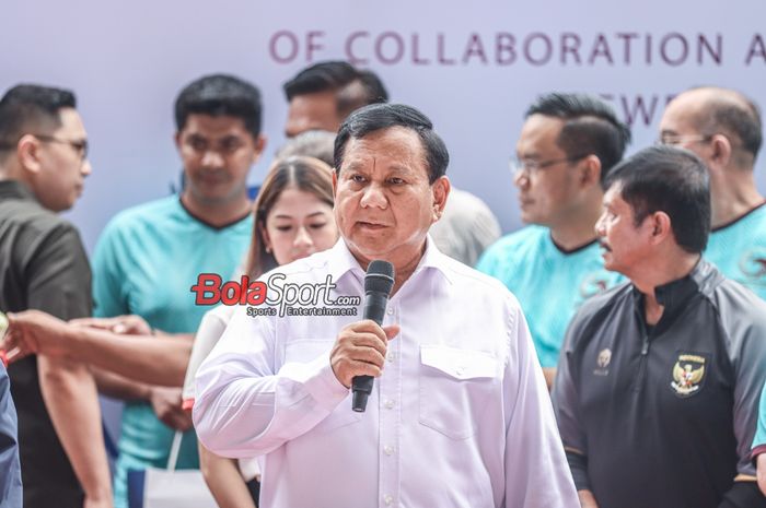 Pendiri Akademi Garudayaksa, Prabowo Subianto, sedang memberikan keterangan kepada awak media di Stadion Utama Gelora Bung Karno, Senayan, Jakarta, Senin (8/1/2024).