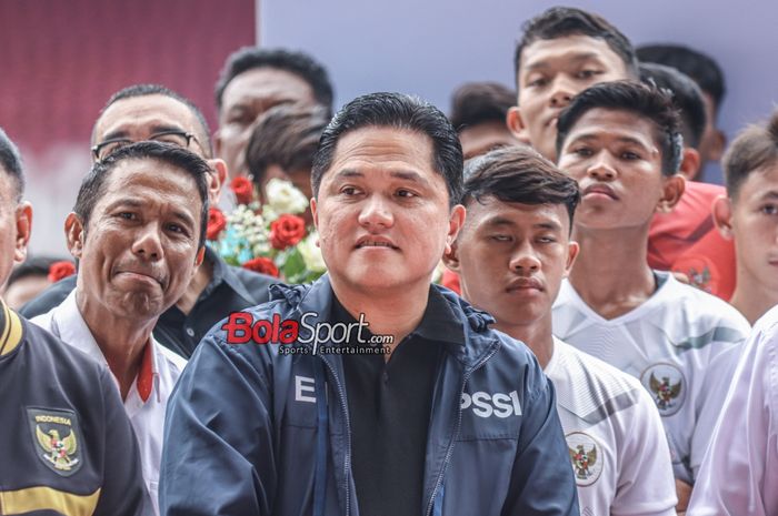 Ketua Umum PSSI, Erick Thohir, sedang memberikan keterangan kepada awak media di Stadion Utama Gelora Bung Karno, Senayan, Jakarta, Senin (8/1/2024).