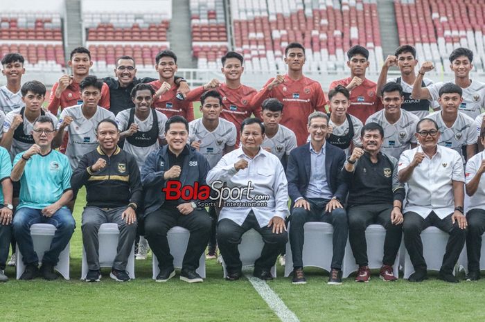 Pendiri Akademi Garudayaksa, Prabowo Subianto, sedang berfoto bersama dengan Ivan Bravo (Direktur Aspire Academy) dan Erick Thohir (Ketua PSSI) serta timnas U-20 Indonesia di Stadion Utama Gelora Bung Karno, Senayan, Jakarta, Senin (8/1/2024).