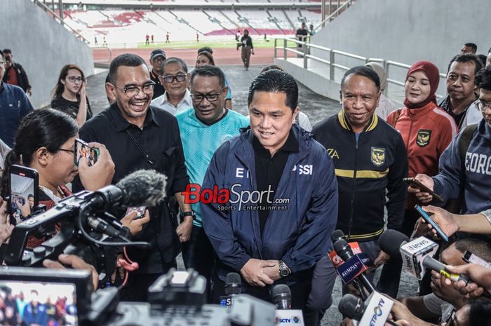 Ketua Umum PSSI, Erick Thohir, sedang memberikan keterangan kepada awak media di Stadion Utama Gelora Bung Karno, Senayan, Jakarta, Senin (8/1/2024).