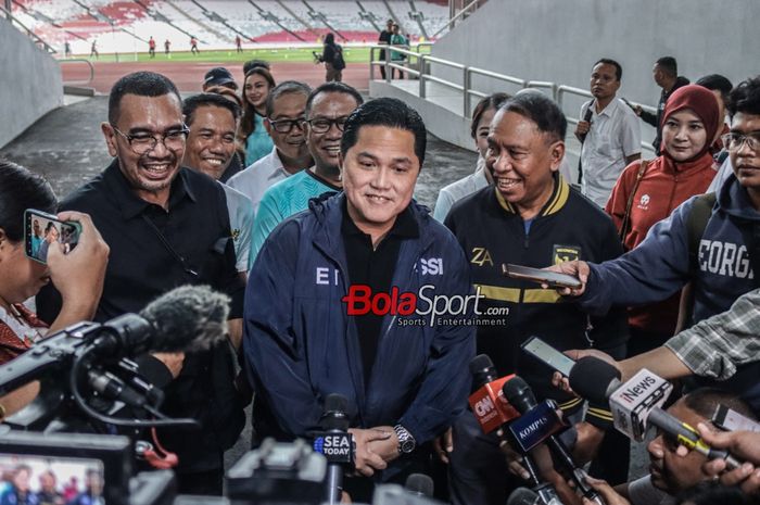 Ketua Umum PSSI, Erick Thohir, sedang memberikan keterangan kepada awak media di Stadion Utama Gelora Bung Karno, Senayan, Jakarta, Senin (8/1/2024).