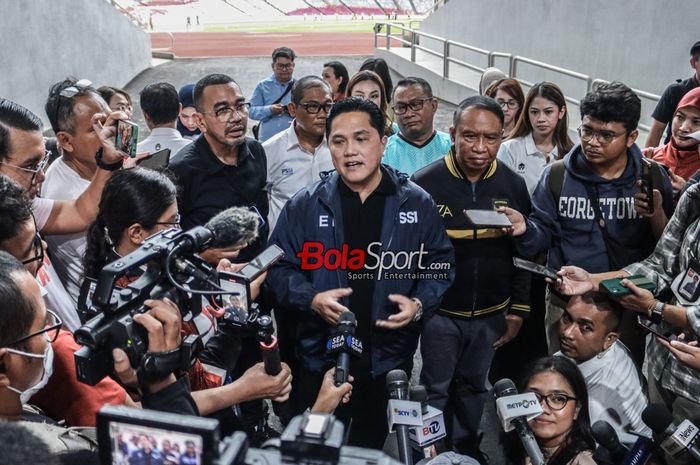 Ketua Umum PSSI, Erick Thohir, sedang memberikan keterangan kepada awak media di Stadion Utama Gelora Bung Karno, Senayan, Jakarta, Senin (8/1/2024).