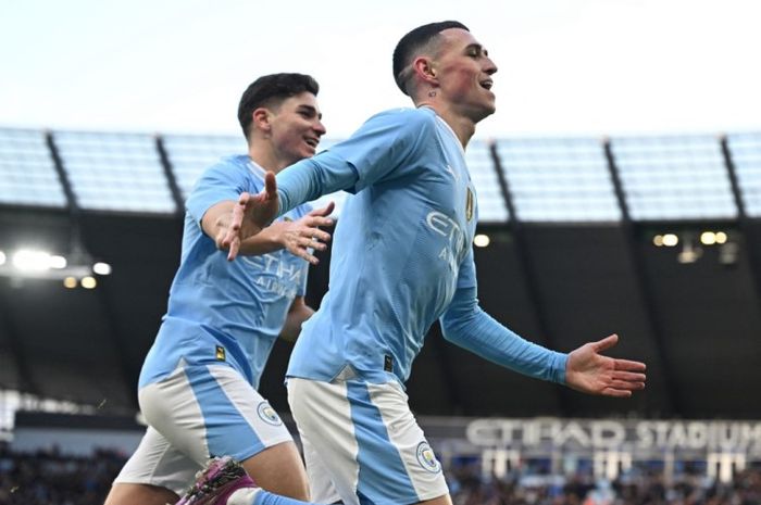 Phil Foden merayakan golnya ke gawang Huddersfield pada putaran ketiga Piala FA 2023-2024.