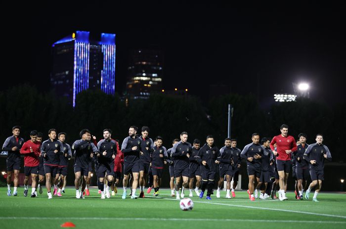 Para pemain timnas Indonesia saat menjalani latihan perdana di Lapangan Al Egla 2, Doha, Qatar, Minggu (7/1/2024).