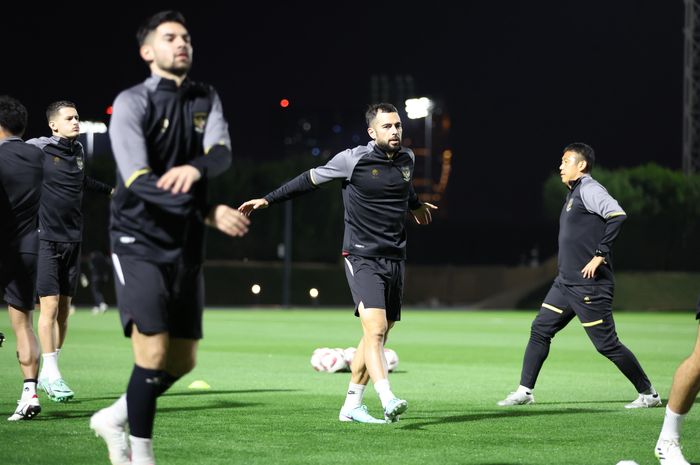 Pemain bek timnas Indonesia Jordi Amat saat menjalani latihan di Lapangan Al Egla 2, Doha, Qatar, Minggu (7/1/2024).