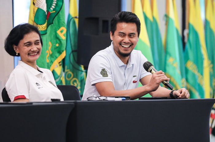 Mantan pebulu tangkis ganda campuran Indonesia, Tontowi Ahmad, saat memberikan keterangan sebagai bagian dari tim ad hoc Olimpiade 2024 di pelatnas Cipayung, Jakarta, Senin (8/1/2024).