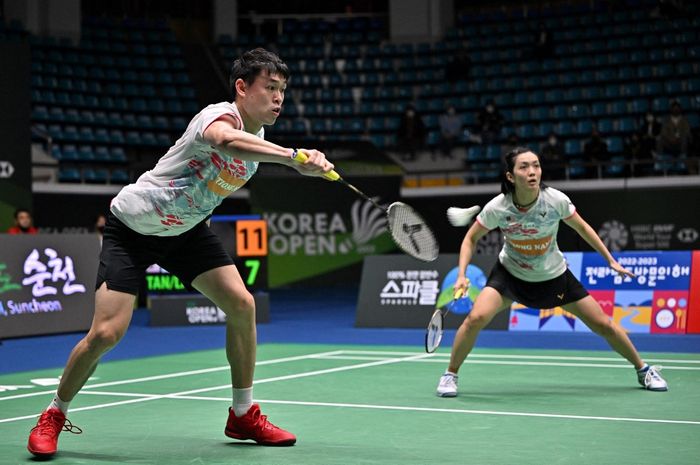 Ganda campuran Malaysia, Tan Kian Meng/Lai Pei Jing, melakukan pengembalian ke arah Ko Sung-hyun/Eom Hye-won dari Korea Selatan dalam pertandingan final ganda campuran di Korea Open 2022 di Suncheon, Korea Selatan, 10 April 2022.