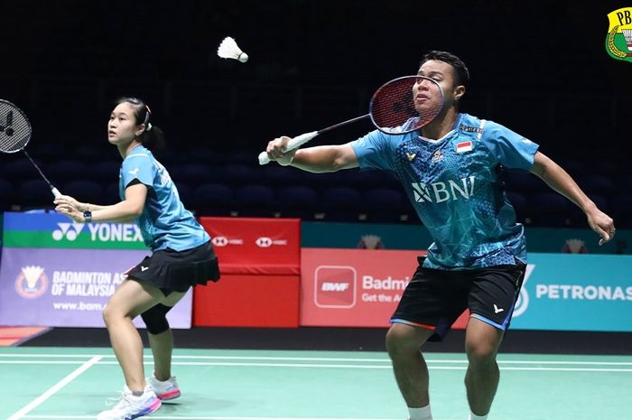 Ganda campuran Indonesia, Rehan Naufal Kusharjanto/Lisa Ayu Kusumawati, berhasil memenangi pertandingan babak pertama Malaysia Open 2024 di Axiata Arena, Kuala Lumpur, Malaysia, 9 Januari 2024.