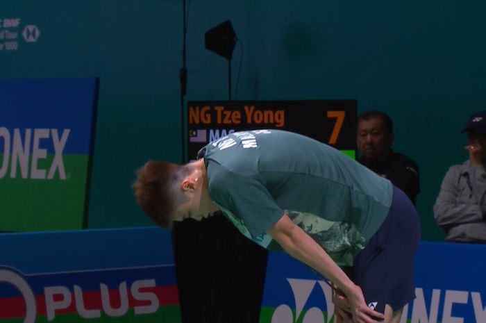 Tunggal putra Malaysia, Ng Tze Yong menahan sakit pada punggungnya saat berlaga di babak 32 besar Malaysia Open 2024 di Axiata Arena, Kuala Lumpur, Malaysia, Rabu (10/1/2024).