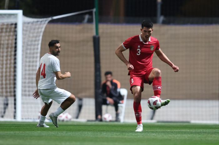 Pemain timnas Indonesia, Elkan Baggott, sedang menguasai bola saat laga uji coba melawan Iran, Selasa (9/1/2024).