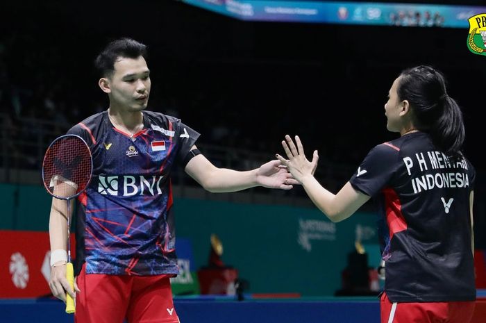 Ganda campuran Indonesia, Rinov Rivaldy/Pitha Haningtyas Mentari, saat tampil pada babak pertama Malaysia Open 2024 di Axiata Arena, Kuala Lumpur, Malaysia, 10 Januari 2024.