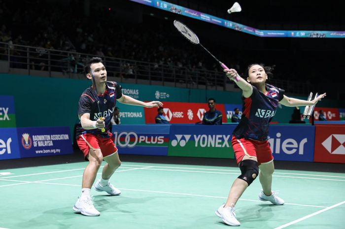 Ganda campuran Indonesia, Rinov Rivaldy/Pitha Haningtyas Mentari, saat tampil pada babak pertama Malaysia Open 2024 di Axiata Arena, Kuala Lumpur, Malaysia, 10 Januari 2024.