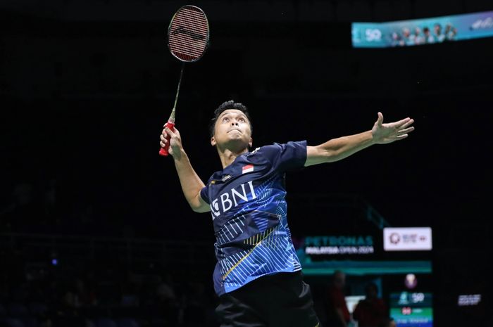 Tunggal putra Indonesia, Anthony Sinisuka Ginting saat berlaga di babak 32 besar Malaysia Open 2024 di Axiata Arena, Kuala Lumpur, Malaysia, Selasa (9/1/2024).