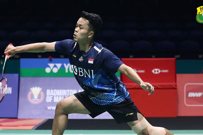 Tunggal putra Indonesia, Anthony Sinisuka Ginting, saat tampil pada babak kedua Malaysia Open 2024 di Axiata Arena, Kuala Lumpur, Malaysia, 11 Januari 2024.