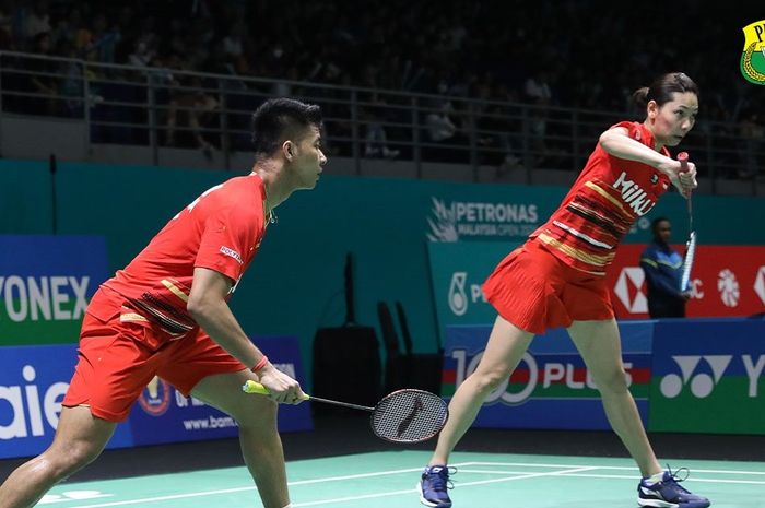 Aksi ganda campuran Indonesia, Dejan Ferdinansyah/Gloria Emanuelle Widjaja, saat tampil pada babak kedua Malaysia Open 2024 di Axiata Arena, Kuala Lumpur, Malaysia, 11 Januari 2024.