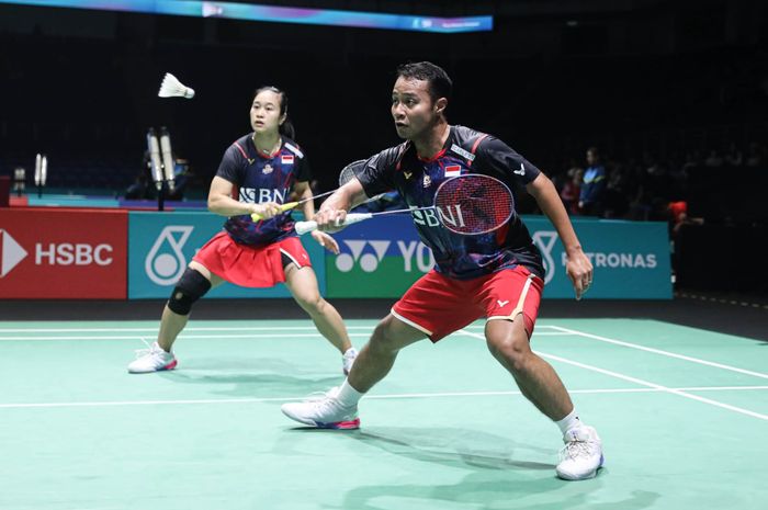 Pebulu tangkis ganda campuran Indonesia, Rehan Naufal Kusharjanto, berusaha menghalau kok saat tampil bersama Lisa Ayu Kusumawati pada babak kedua Malaysia Open 2024 di Axiata Arena, Kuala Lumpur, Malaysia, 11 Januari 2024.