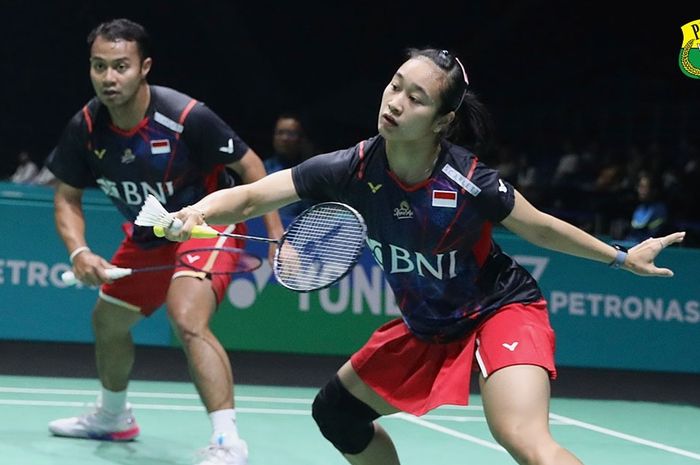 Ganda campuran Indonesia, Rehan Naufal Kusharjanto/Lisa Ayu Kusumawati, saat tampil pada babak kedua Malaysia Open 2024 di Axiata Arena, Kuala Lumpur, Malaysia, 11 Januari 2024.