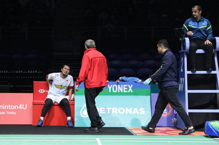 Pemain ganda putra Indonesia, Mohammad Ahsan, tampak meringis kesakitan dengan memegang pinggulnya pada laga babak 16 besar Malaysia Open 2024 di Axiata Arena, Kuala Lumpur, Malaysia, Kamis, 11 Januari 2024