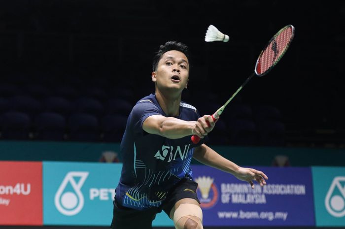 Tunggal putra Indonesia, Anthony Sinisuka Ginting, saat tampil pada babak kedua Malaysia Open 2024 di Axiata Arena, Kuala Lumpur, Malaysia, 11 Januari 2024.