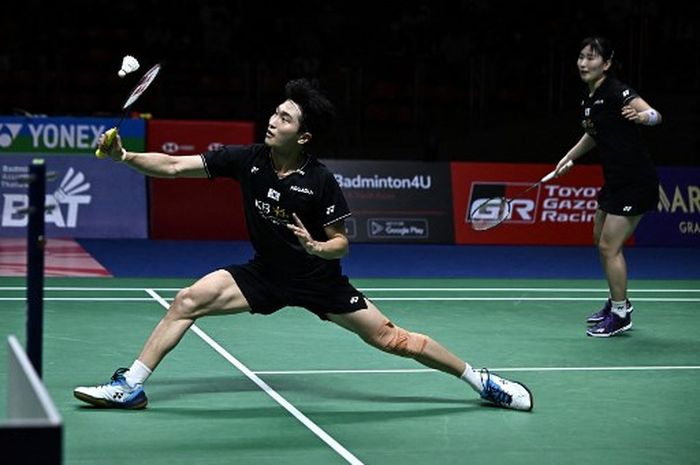 Pasangan ganda putra Korea Selatan, Kim Won-ho/Jeong Na-eun pada final Thailand Open 2023 di Bangkok, 4 Juni 2023. 