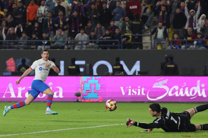 Striker Barcelona, Robert Lewandowski (kiri), mencetak gol ke gawang Osasuna pada babak semifinal Piala Super Spanyol di Stadion Al-Awwal, Kamis (11/1/2024).