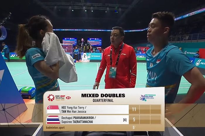 Pelatih asal Indonesia, Paulus Firman, saat mendampingi ganda campuran Singapura Hee Yong Kai Terry/Tan Wei Han Jessica di babak perempat final Malaysia Open 2024 di Axiata Arena, Kuala Lumpur, Malaysia, Jumat (12/1/2024)