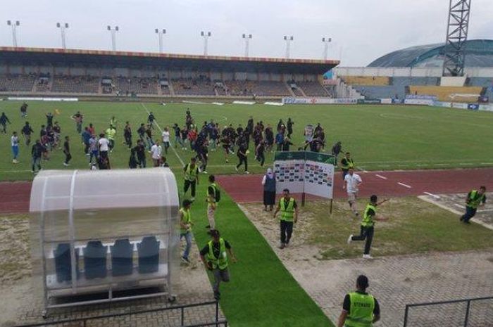 Kericuhan terjadi di laga Liga 2 2023/2024 antara PSPS Riau vs Nusantara United FC di Stadion Kaharuddin Nasution Rumbai, Kamis (11/1/2024).