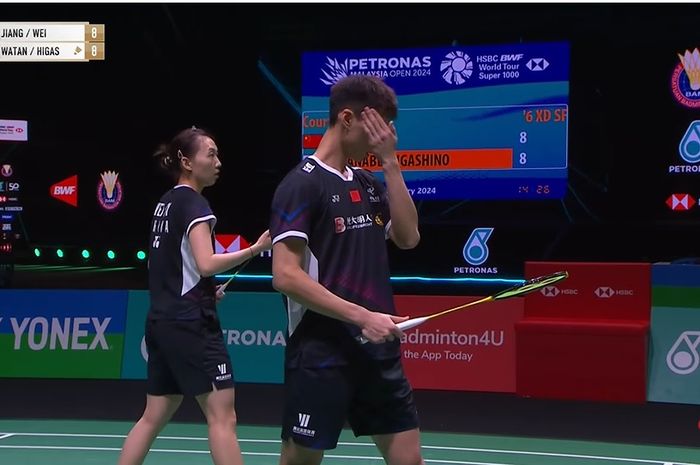 Ganda campuran China, Jiang Zhen Bang/Wei Ya Xin saat beraksi pada babak semifinal Malaysia Open 2024, di Axiata Arena, Kuala Lumpur, Malaysia, Sabtu (13/1/2024).