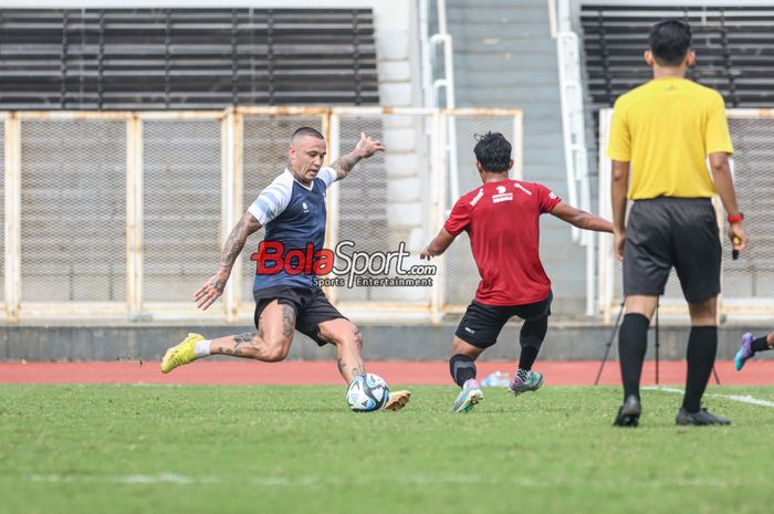 Radja Nainggolan (kiri) sedang menguasai bola ldalam laga uji coba di Stadion Madya, Senayan, Jakarta, Sabtu (13/1/2024).