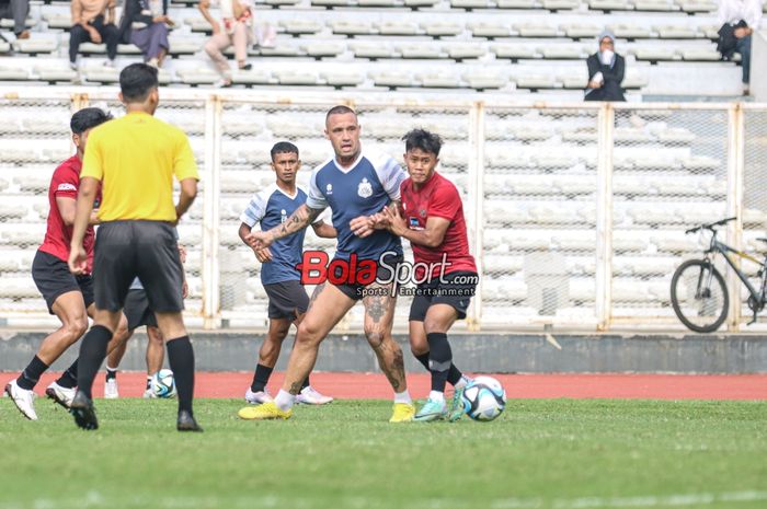 Radja Nainggolan (kiri) sedang menguasai bola dan dibayangi salah satu pemain timnas U-20 Indonesia dalam laga uji coba di Stadion Madya, Senayan, Jakarta, Sabtu (13/1/2024).