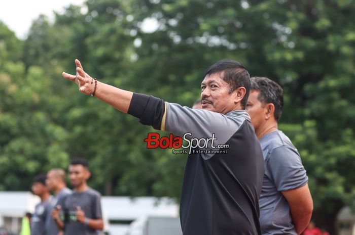 Pelatih timnas U-20 Indonesia, Indra Sjafri, sedang memberikan intruksi kepada para pemainnya di Stadion Madya, Senayan, Jakarta, Sabtu (13/1/2024).