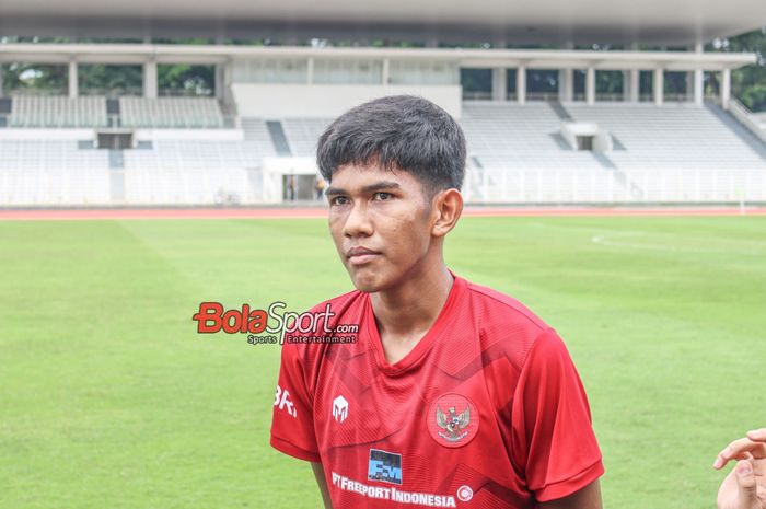 Pemain timnas U-20 Indonesia, Rahmat Syawal,  saat memberikan keterangan kepada awak media di Stadion Madya, Senayan, Jakarta, Sabtu (13/1/2024).