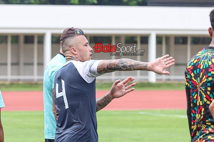 Pemain Bhayangkara FC, Radja Nainggolan, tampak memberikan intruksi  di Stadion Madya, Senayan, Jakarta, Sabtu (13/1/2024).