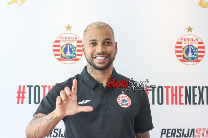 Striker asing Persija Jakarta, Gustavo Almeida, sedang befoto pose di Persija Store, Kuningan, Jakarta, Sabtu (13/1/2024).