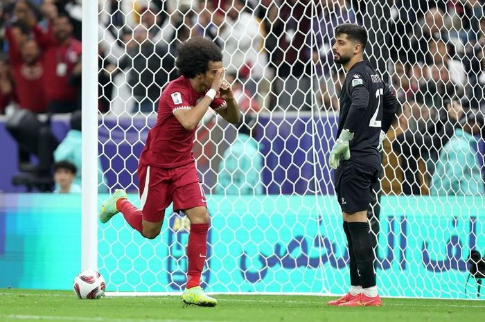 Pemain Timnas Qatar, Akram Afif (kiri), berselebrasi usai mencetak gol ke gawang Lebanon dalam laga pertama Grup A Piala Asia 2023.